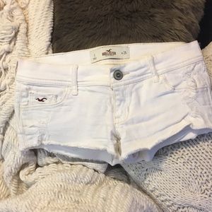 Hollister white low rise jean shorts (w25)